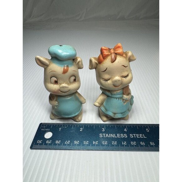 VTG Plastic MR. & MRS. Piggy Salt & Pepper Shaker Set  pigs good condition - Picture 1 of 5